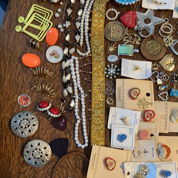 Huge lot of assorted estate sale ladies/girls jewelry, pins, pendants, earrings+ - Picture 8 of 12